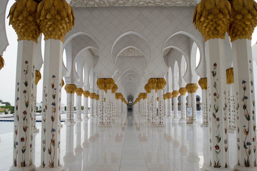 The white columns and pillars of the sheikh abdulaziz mosque